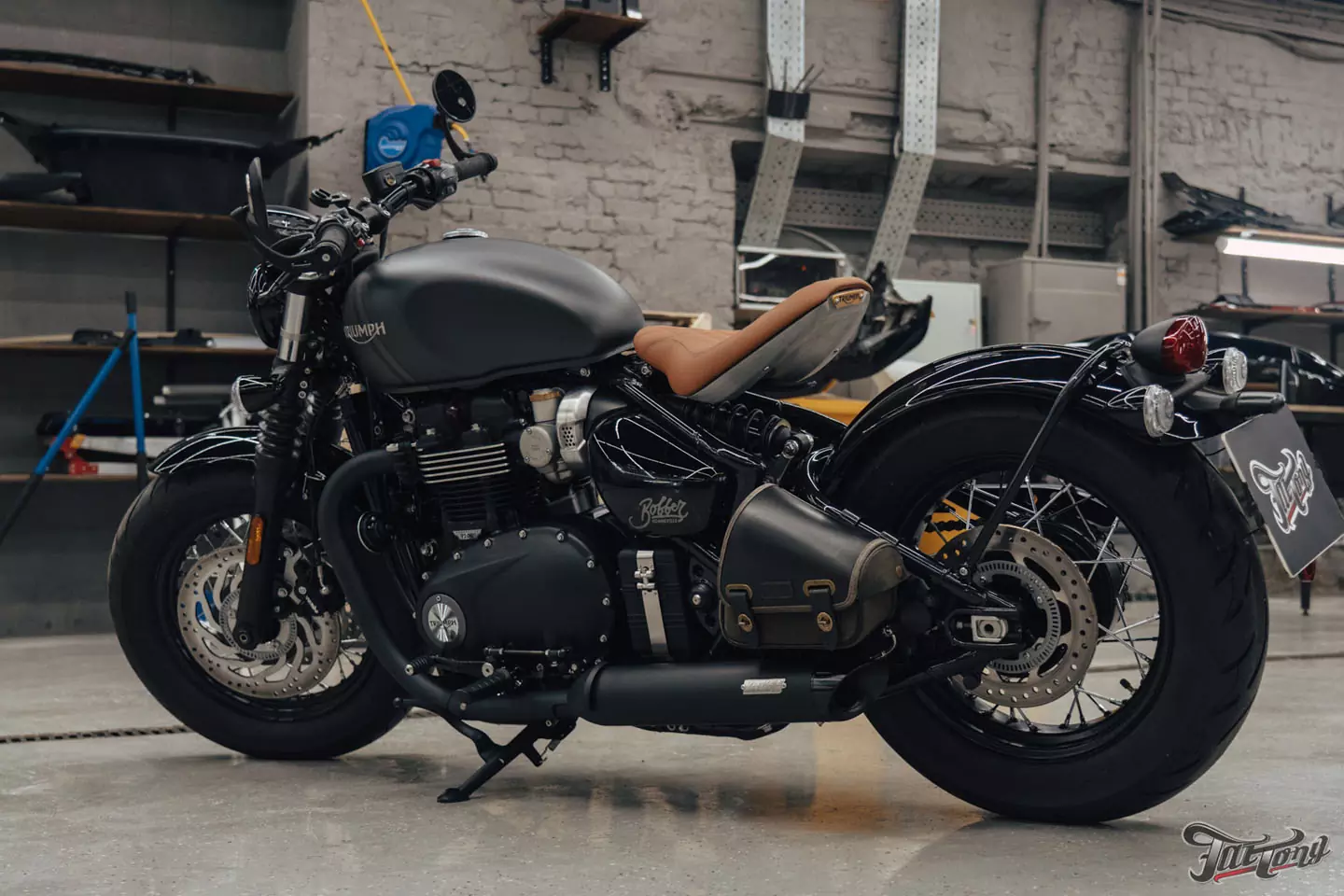Поработали над выхлопной системой Triumph Bonneville Bobber 1200 и перешили на него сиденье
